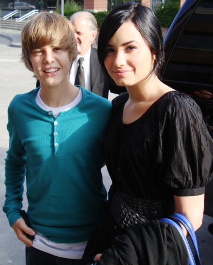 Justin Bieber & Demi Lovato habrían tenido relaciones! =O Demi-and-Justin-Bieber-demi-lovato-9260103-440-546%5B1%5D