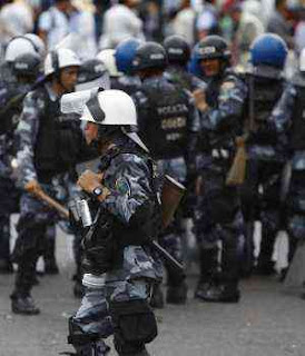 USA no pudo imponer reconocimiento a elecciones golpistas Policia-en-las-calles-de-tegucigalpa-honduras-300x350