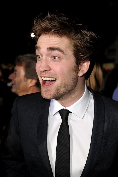 Articulos Sobre Rob - Página 13 Gallery_main-robert-pattinson-new-moon-2-premiere-red-carpet-photos-11162009-01