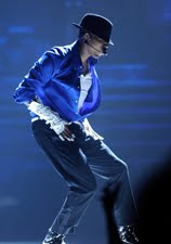 Chris Brown imita uno de los gestos de Michael Jackson durante su homenaje en los BET Awards 2010