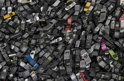 பயனற்ற செல்பேசிகளுக்குப் பின்னால்... Cell-phone-landfill