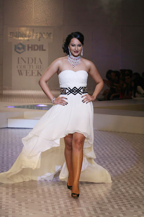 Sonakshi Sinha on Ramp Walk @ Rat HDIL Pics - N/W  Sonakshi-Sinha-On-Ramp-At-HDIL-9