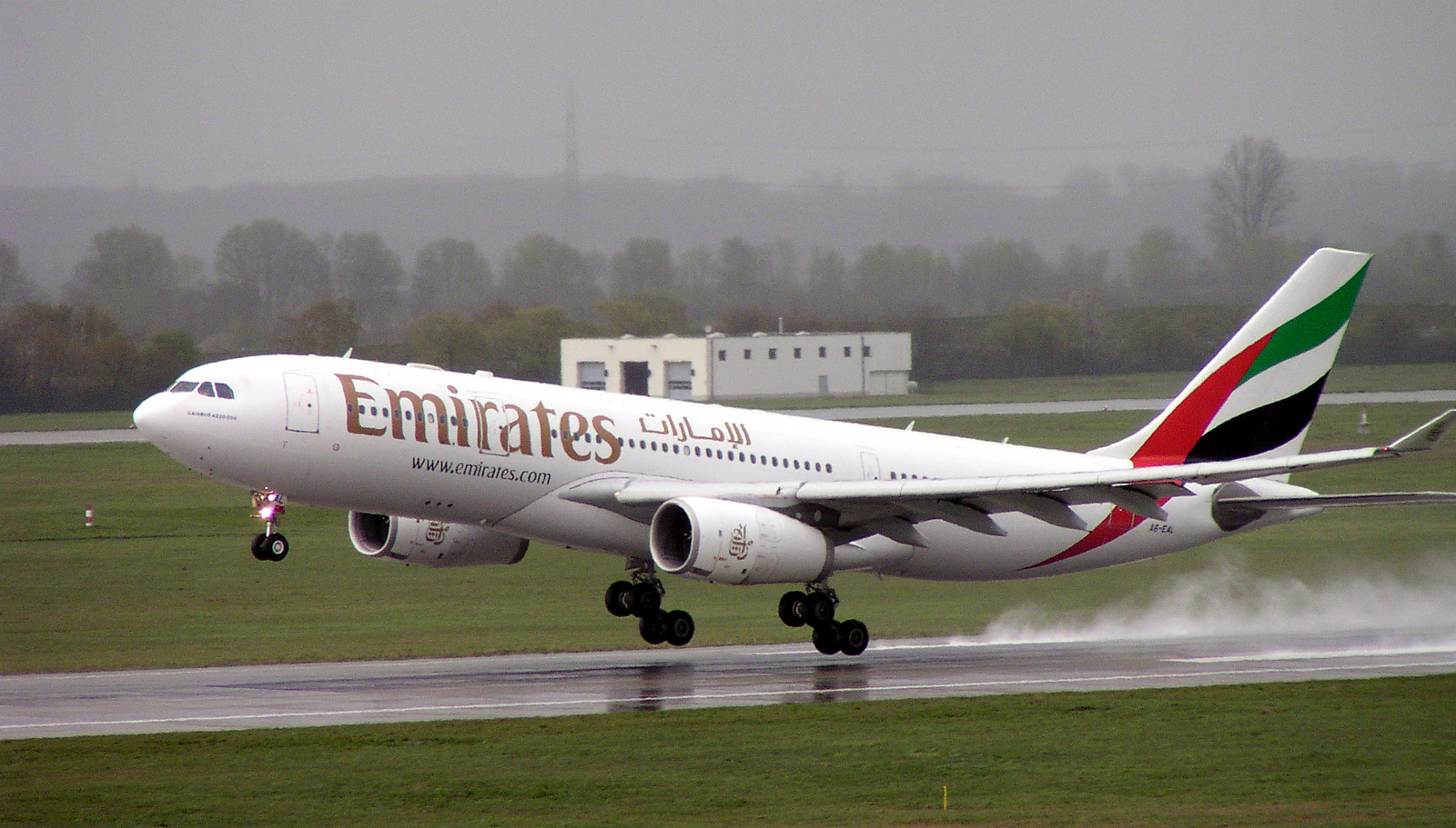 [Internacional] As marcas de companhias aéreas mais valiosas do mundo Airbus_A330-200_Emirates_A6-EAL