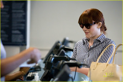 mais fotos de Bryce Dallas Howard a caminho Bryce-dallas-howard-vancouver-12