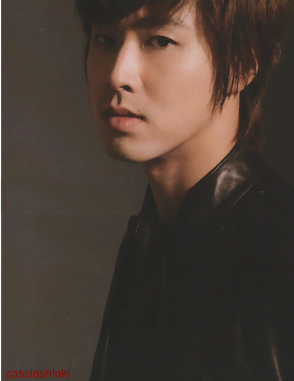  حصريـــــــــا صور يـــــــــــــــونو من مجلة Men's Uno Yunho2