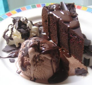 خوخه = خلود = لودي = البنت الشقيه.. كل سنه وانتي يارب منورانا Cake_ice_cream