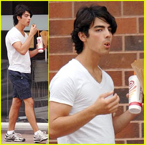 enamorado de mi padrastro ( nick y tu ) romantica y hot - Página 20 Joe-jonas-jamba-juice