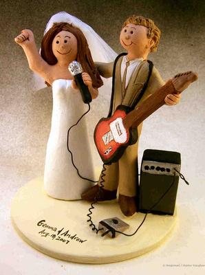 EL AZKENA ROCK AVANZA VARIOS DE LOS ACTOS ESPECIALES ORGANIZADOS CON MOTIVO DE SU DÉCIMO ANIVERSARIO - Página 6 Rock-and-roll-wedding-cake-topper-7625