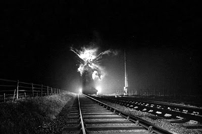 avec - RENDEZ-VOUS AVEC LA PEUR (Night of the Demon) de Jacques Tourneur (1957) Nightofthedemon_demon_traintrack