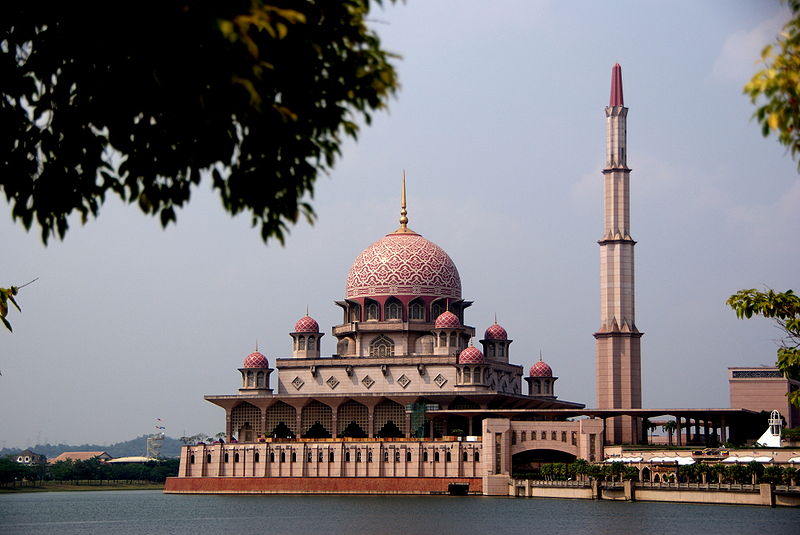 اجمل مساجد 800px-Putrajaya_Mosque_2288564202_525ee843c2