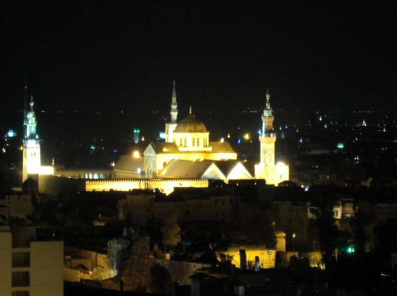 اجمل مساجد 800px-Omayyad_mosque_night