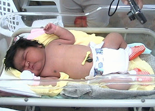 Gruaja nga Brazili lind vajzën me peshë 7.1 kilogramë Menina_indigena_nasceu_com_7_1_quilos_no_amazonas