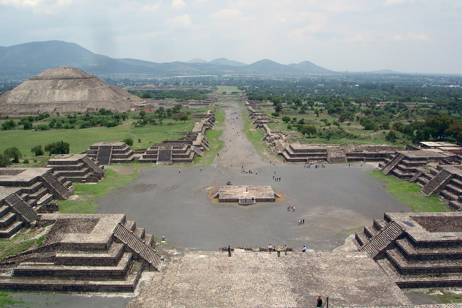 مدينة ماتشو بيتشو الأثرية View_from_Pyramide_de_la_luna