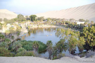 تعتبر هواكاشينا Huacachina جنة مفقودة صغيرة تقع في صحراء إقليم ايكا، في جنوب غرب بير Amazing_oasis_america_Funzug.org_02