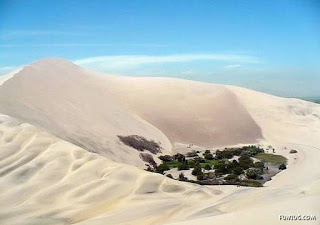 تعتبر هواكاشينا Huacachina جنة مفقودة صغيرة تقع في صحراء إقليم ايكا، في جنوب غرب بير Amazing_oasis_america_Funzug.org_04