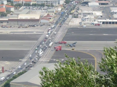 مطار جبل طارق به مدرج طائرات بالشارع.. ادخل لترى !! Gibraltar-airport-3