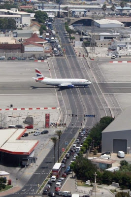 مطار جبل طارق به مدرج طائرات بالشارع.. ادخل لترى !! Gibraltar-airport-6