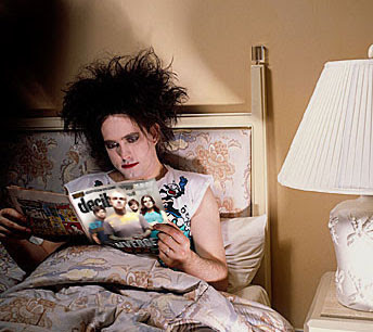 Un rockero, una palabra - Página 5 Robert_Smith-04_on_bed