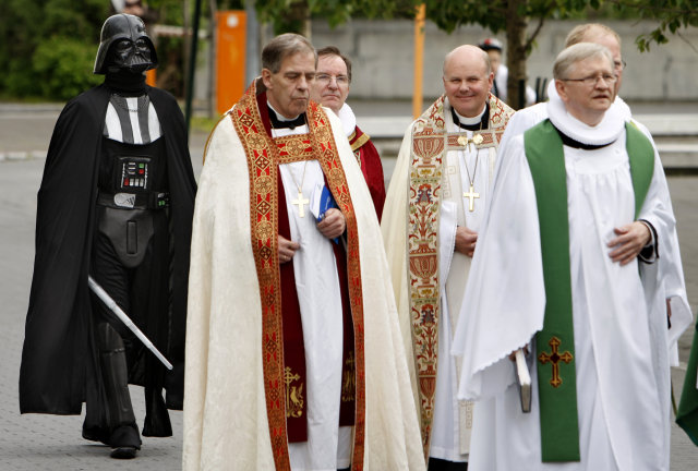 Yo! Ich stell mich mal vor... Darth-vader-and-priests