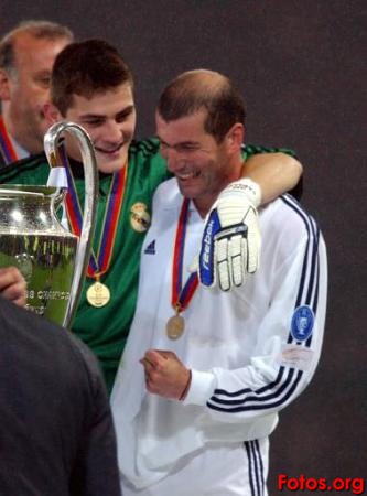 REAL MADRIDDDDDDDDDDDDDDDDDDDDDDDDDDD Iker-Casillas-Real-Madrid-_Avec-Zidane_%5B1%5D