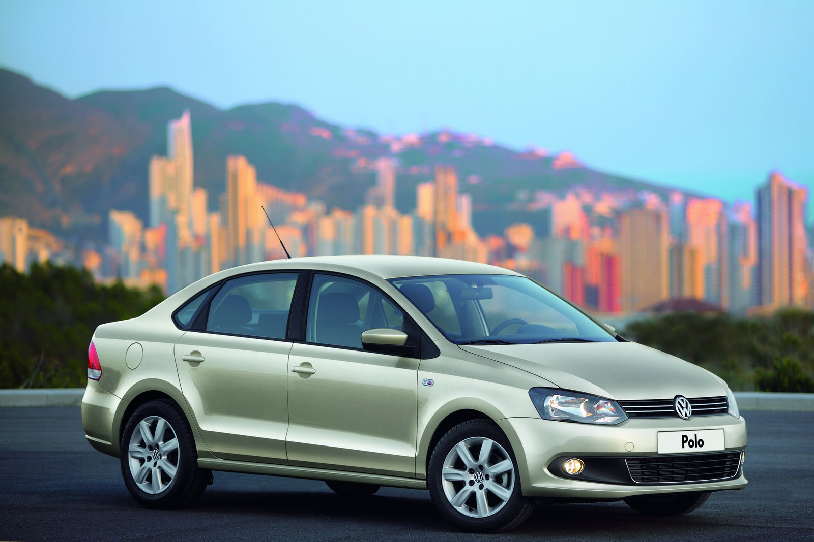 Versioni, allestimenti e varianti estere di auto vendute in Italia - Pagina 2 2011-Volkswagen-Polo-3