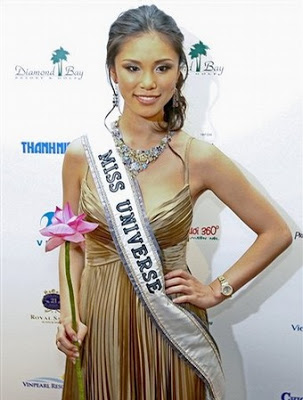 Kieu Khanh @ Miss World 2010 - Post Arrival Pics [Page.2] - Page 2 Universe2012