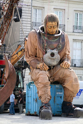 أضخم دمية متحركة في فرنسا Giant_marionettes_03