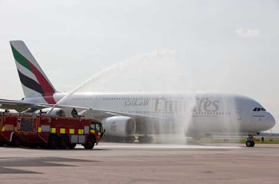 [Internacional] Avião gigante realiza primeiro pouso em aeroporto inglês  Emirates-A380-Manchester-2
