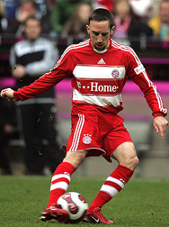 أفضل 10 لاعبين قصار القامة  Ribery_ball_468x345