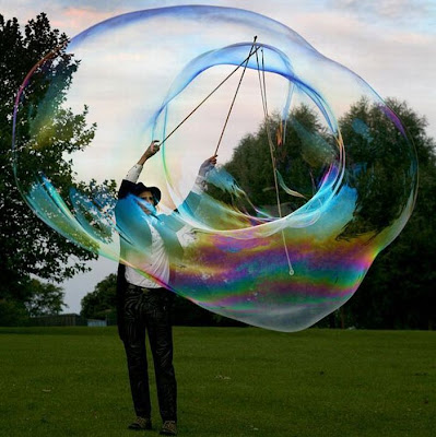 فقاعه الصابون الاكبر في العالم Giant-soap-bubbles-02