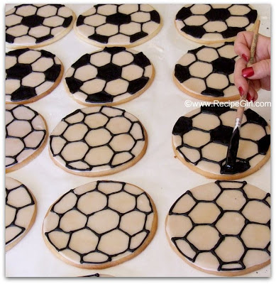 ضيافه للاطفال مميزة وجذابه Soccerballcookies8