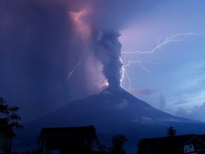 100000 poissons et 5000 oiseaux morts dans l'état d'Arkansas. Très mystérieux. - Page 2 A%2Bmerapi_eruption_112010