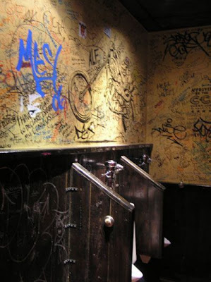 51 Kreatif Desain Grafitty Di Kamar Mandi Bathroom-graffiti-32