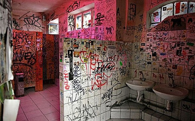 51 Kreatif Desain Grafitty Di Kamar Mandi Bathroom-graffiti-24