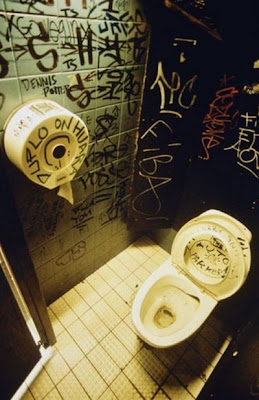 51 Kreatif Desain Grafitty Di Kamar Mandi Bathroom-graffiti-01