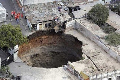 2010 - Voragini nel mondo - Pagina 4 Most-amazing-hole-in-the-world-guatemala-sink-hole