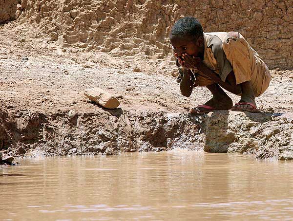 LA FALTA DE AGUA EN EL MUNDO Saneamiento_tercer_mundo