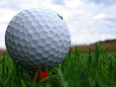 Wallaper golf Golf-Ball-In-Grass-Wallpaper