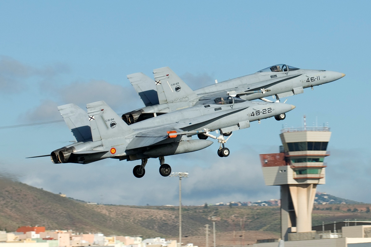 Fuerzas Armadas Españolas - Página 3 Gando_F-18_1