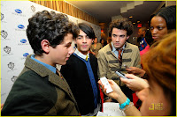 Jonas Brothers Lanzan su "Ardiente" Libro Jonas-brothers-book-launch-01