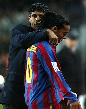 سلسلة تاريخ برشلونة { 2000 - 2009 } لسنة .. 2008 " Photoblog%2520ronaldinho%2520rijkaard