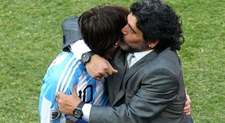  قائد المانيا السابق: مارادونا ليس لديه منهج ويعتمد على مهارات لاعبيه  Maradonna-messi60017-6-2010-18-54-20