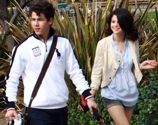 Nick+Selena= Nelena - Página 2 Nick_jonas_selena_gomez_010410