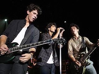 Jonas Brothers: Candids&Noticias >2 [CLOSED] - Página 6 Jonas-brothers-2-320