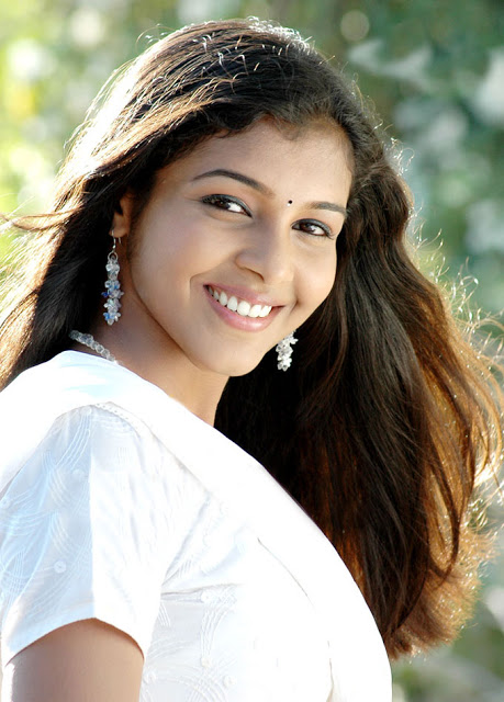 காதல் சரண்யா புகைப்படங்கள் - Page 2 Kadhal-saranya-cute-in-white-dress