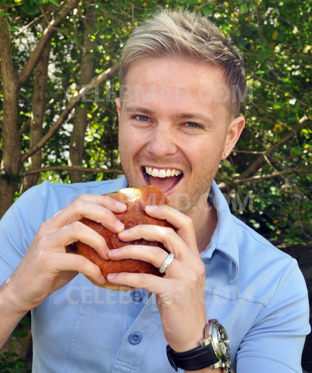 Nicky Byrne un rey del BBQ Nickybyrnechildlinebigbbq26may2009dublin08