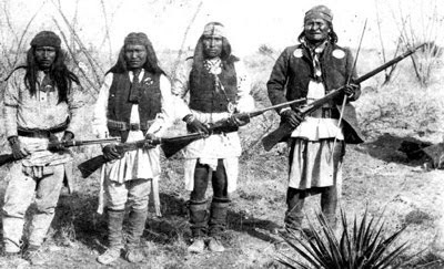 Jenis Beladiri yg Mematikan Apache_chieff_geronimo_right_and_his_warriors_in_1886-tm