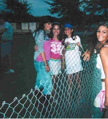 Selena y Demi amigas de la infancia! Just-demi-teens-002