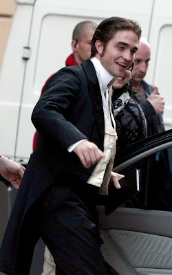 Imagenes/Videos en Promocion y Set de Bel Ami - Página 4 Robert-pattinson-040910-3