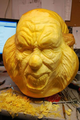 பூசணியில் செதுக்கப்பட்ட வியக்கத்தக்க உருவங்கள்  Pumpkin-carvings-07